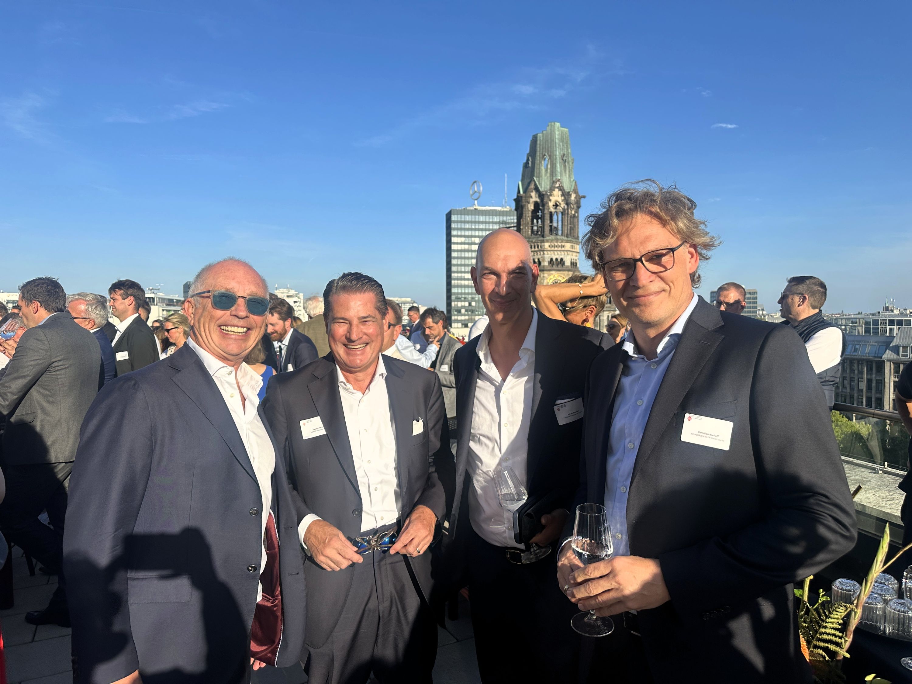 Gute Gespräche über den Dächern von Berlin: (v.l.) Frank Schmeichel, Business Network, Sascha Hettrich, VIVION, Jan-Steffen Iser, PERISKOP Development, Christian Niehoff, BOHNZIRLEWAGEN | BERLINboxx